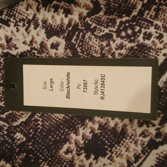 SOLD 🚫 Romeo & Juliet Couture Snake Print Long Sleeve Top sz L - Picture 4 of 11